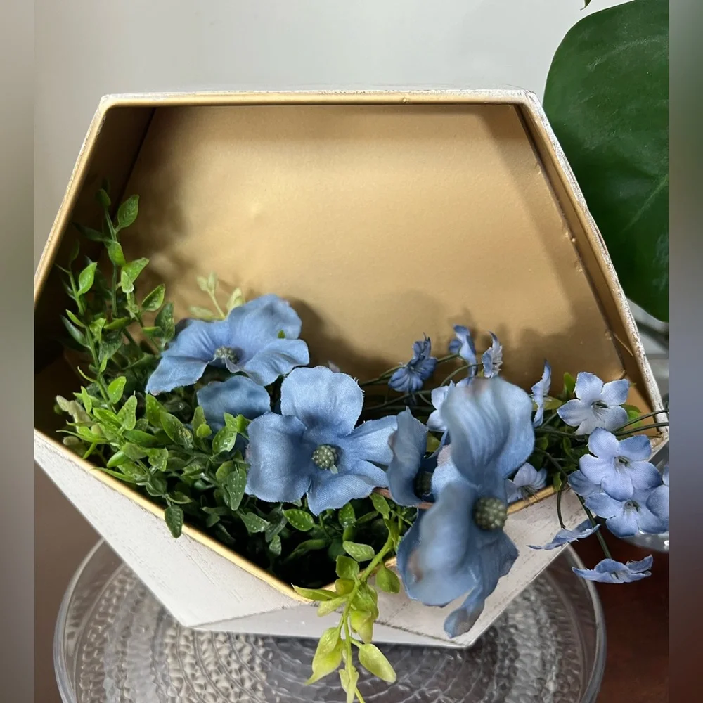 Hexagon Gold & white weathered decor 9.84” x 13.8” x 4.13”
